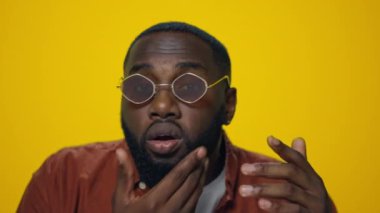 Afrikalı adam randevuya hazırlanıyor. Stüdyoda kameraya gülümseyen mutlu afro adam..