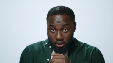 Odaklanmış Afrikalı adamın portresi gri arka planda görünümü geliştiriyor. 