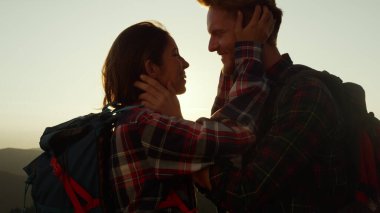 Kadın ve erkek birbirlerine dokunuyorlar. Kadın burnuna dokunan adam. 