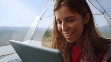 Mutlu kadın turist tablet bilgisayarda görüntülü konuşma yapıyor.