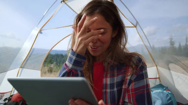 Ragazza che usa tablet digitale per videochiamate in tenda. Donna che parla alla macchina fotografica — Foto Stock