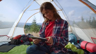 İnternette internette gezinen bir kadın. Dijital tablette sosyal medyada sörf yapan kız