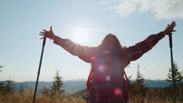 Щаслива жінка, що піднімає руки в горах. Жіночий турист святкує перемогу — стокове відео