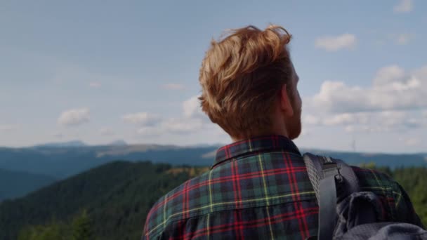 男性ハイカーは山の上に立っています。夏の風景を探している赤毛の男 — ストック動画
