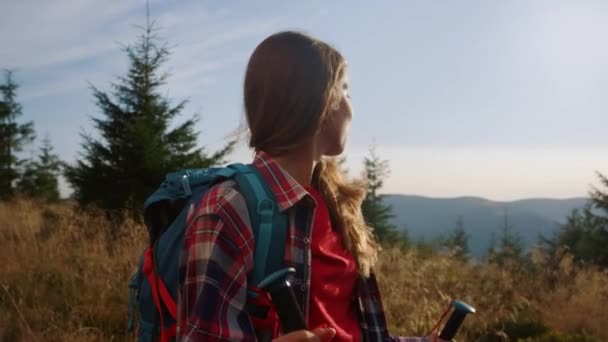 Joyful woman trekking on mountain road. Girl having adventure in mountains — Stock Video