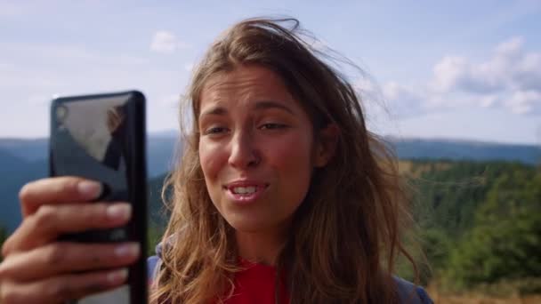 女の子はオンラインでビデオ通話のためのスマートフォンを使用して。ブログのためのビデオを作る旅行者 — ストック動画