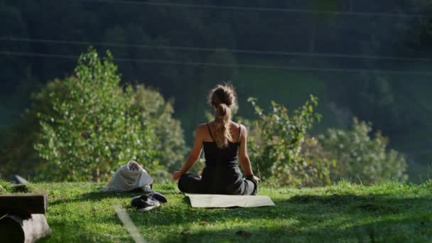 Йога-женщина наслаждается летним утром на открытом воздухе. Счастливая девушка, занимающаяся йогой в лесу. — стоковое видео