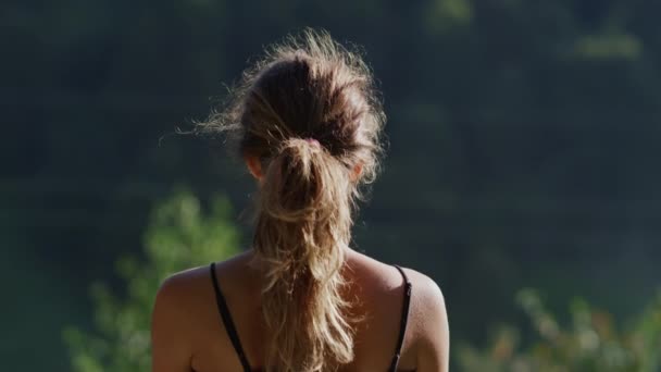 Nieznana kobieta siedząca w górach. Nierozpoznawalna dziewczyna medytująca na świeżym powietrzu. — Wideo stockowe