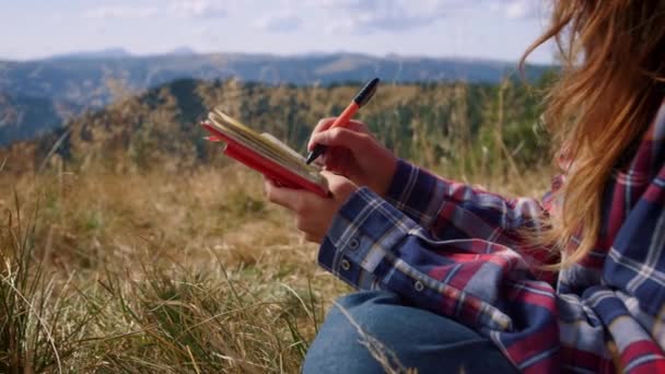 Dziewczęce dłonie tworzą szkic drzew w notatniku. Rysunek kobiety z długopisem — Wideo stockowe