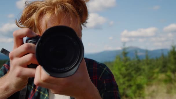 Retrato de fotógrafo masculino tirando fotos de montanhas durante a caminhada — Vídeo de Stock
