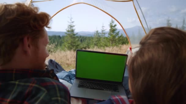 Kerl und Mädchen schauen auf Laptop-Bildschirm mit Chroma-Schlüssel. Freunde sehen Film — Stockvideo