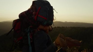 Dağlarda kadını tutan adam. Adam kızı elinde oynatıyor.