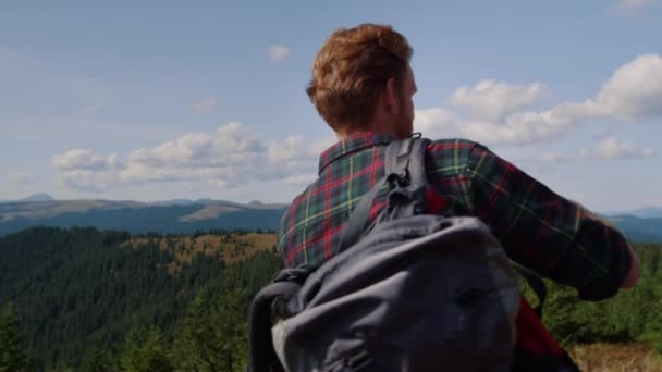 Caminante masculino tomando fotos en smartphone durante la caminata de verano en las montañas — Vídeos de Stock