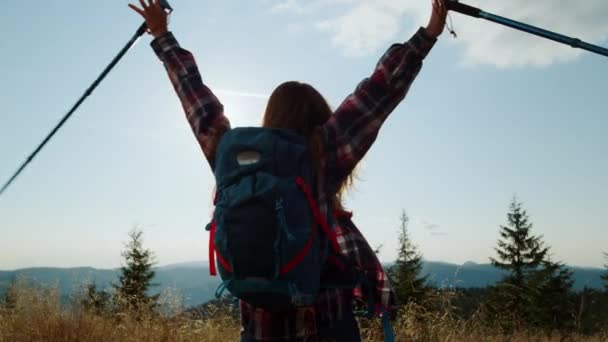 Mujer emocionada levantando las manos durante la caminata en las montañas. Senderista sensación libertad — Vídeo de stock