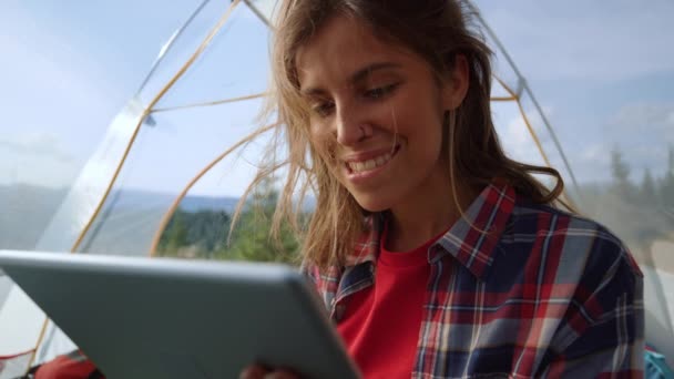 Kobieta czytająca książkę elektroniczną na tablecie cyfrowym. Dziewczyna używająca touchpada na tablecie — Wideo stockowe