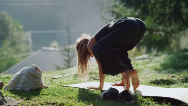 Yoga kvinna stående på händerna i bergen. Flicka som gör yoga utomhus. — Stockvideo