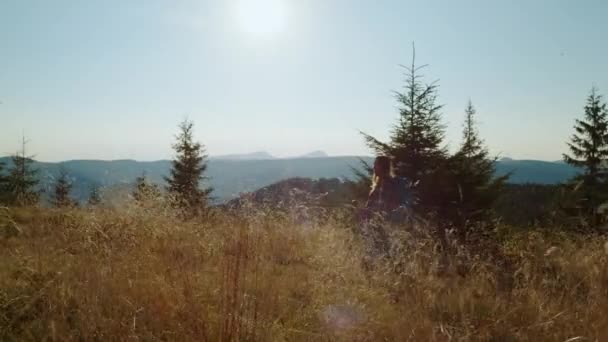 Vážná žena na horách o víkendu. Zaměřená dívka zkoumající přírodu — Stock video