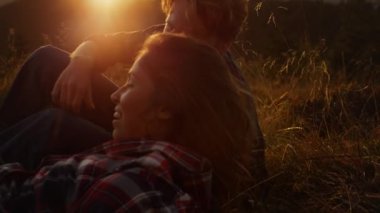 Erkek ve kadın yürüyüş sırasında mola alıyor. Tarlada konuşan neşeli adam ve kız