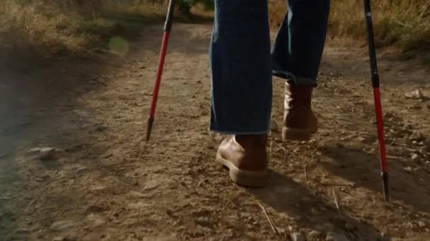 Hombre con botas de senderismo caminando por la carretera de montaña. Senderismo masculino en las montañas — Vídeos de Stock