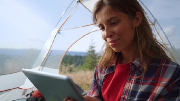 Chica escribiendo mensaje en las redes sociales en la tableta. Mujer trabajando en la tableta — Vídeos de Stock