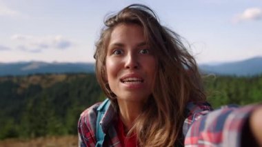 İnternetten arkadaşlarıyla konuşan bir kadın. Yürüyüşçü blog için video yapıyor