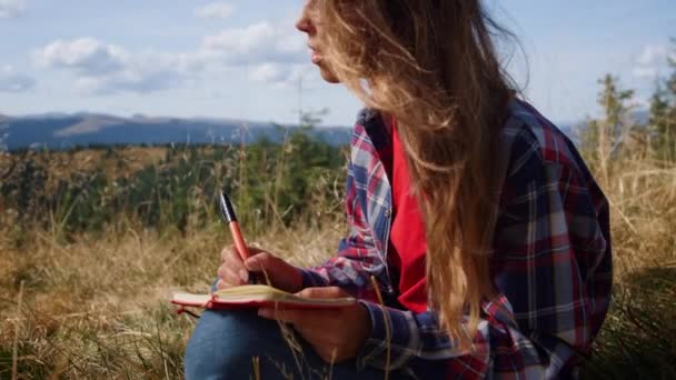 Relaks kobieta szkicowanie obraz z ołówkiem podczas wędrówki w górach — Wideo stockowe