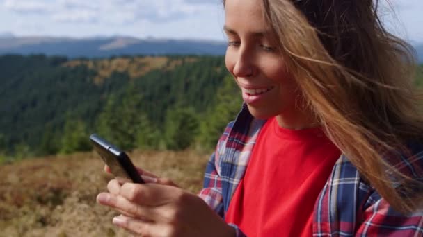 Menina digitando mensagem no telefone celular. Mulher rolando touchscreen no celular — Vídeo de Stock