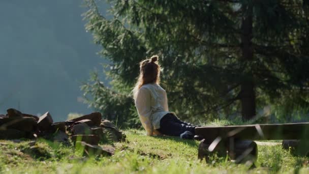 Yoga femme méditant en plein air. Calme fille effectuer asana dans la forêt de montagne. — Video