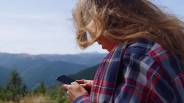 İnternette akıllı telefondan internette gezinen bir kadın. Cep telefonundan iyi haberler okuyan kız.