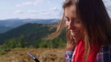 Kadın akıllı telefondan dokunmatik ekranı kaydırıyor. Cep telefonunda yazan kadın yürüyüşçü