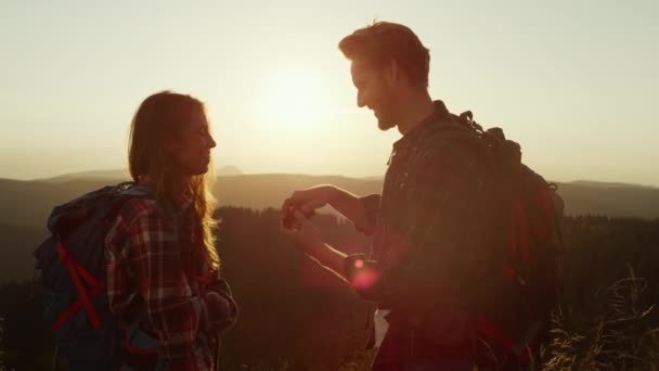 ハイキング中に女性を驚かせる男。女性との結婚を提案する笑顔の男 — ストック動画