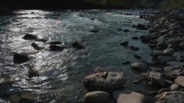 Dağlarda akan vahşi dağ nehri. Temiz su akışının güzel manzarası.