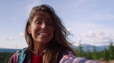 Duygusal bayan yürüyüşçü arkadaşlarıyla görüntülü konuşma yapıyor. 