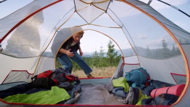 Caminhantes deitados na tenda turística durante a caminhada nas montanhas.Feliz homem abraçando mulher — Vídeo de Stock