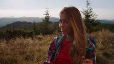 Yürüyüş sırasında sırık kullanan çekici bir kadın. Macera yaşayan turist