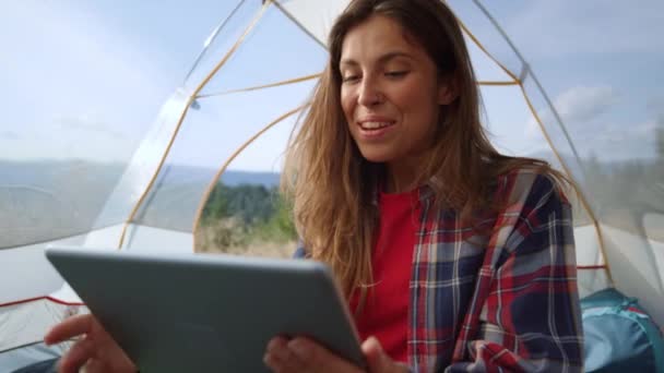 Mulher feliz acenando a mão na câmera durante o bate-papo por vídeo no tablet digital — Vídeo de Stock