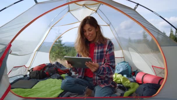 Turysta korzystający z tabletu cyfrowego w górach. kobieta mając online video czat na pad — Wideo stockowe