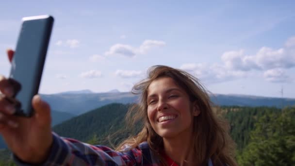 Femme prenant selfie sur smartphone en montagne. Touriste utilisant un téléphone mobile — Video