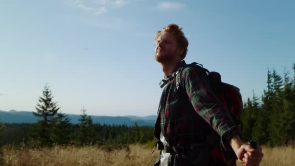 활발히 산을 걷는 사람. 등산중에 휴식을 취하는 남성 관광객 — 비디오