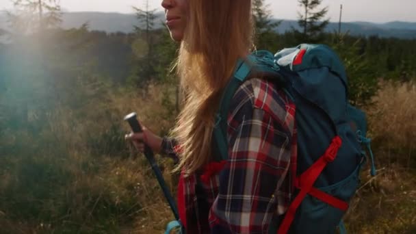 Trekking turístico en las montañas. Chica alegre disfrutando de la actividad al aire libre de verano — Vídeo de stock