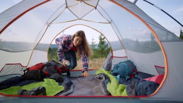 妇女登山后躺在帐篷里.重点旅游开放热水瓶 — 图库视频影像