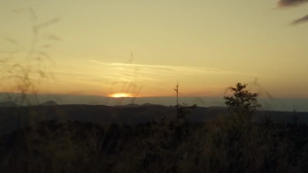 Incredibile vista catena montuosa al tramonto. Cielo colorato al crepuscolo sulla campagna sono — Video Stock
