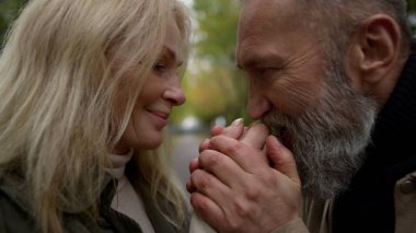 Dışarıda el ele tutuşan güzel son sınıf çifti portresi..