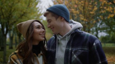Çekici genç çift, sonbahar havasında dışarıda oldukları için şanslılar.. 