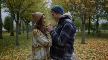 Gülümseyen yakışıklı oğlan sonbahar havasında buhar üfleyerek kızları ısıtıyor.. 