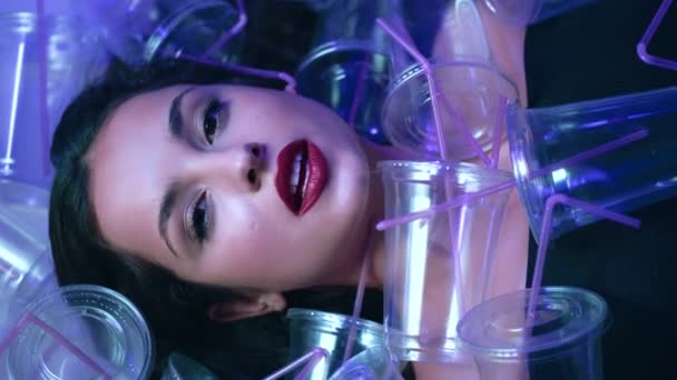 Close up view of beauty fashion model girl lying in plastic glasses with straws. — Stock Video