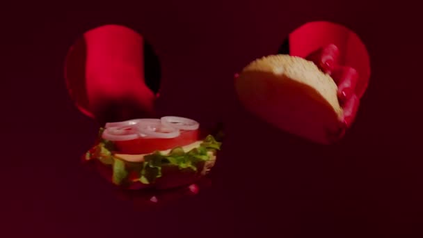 Aproape de cheeseburger gustoase în femei frumoase mâini roșii. Burger de apetit . — Videoclip de stoc