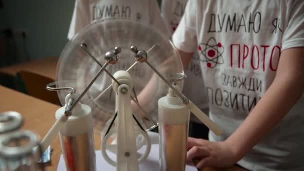 Close up unrecognizable students experimenting in physics class.Schoolchildren — Stock Video