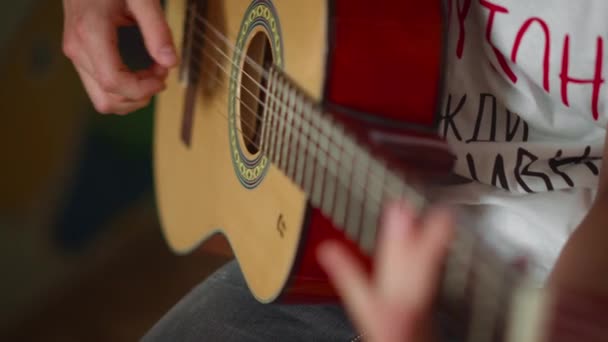 Gros plan de mains inconnues jouant à l'intérieur. Musicien méconnaissable jouant. — Video