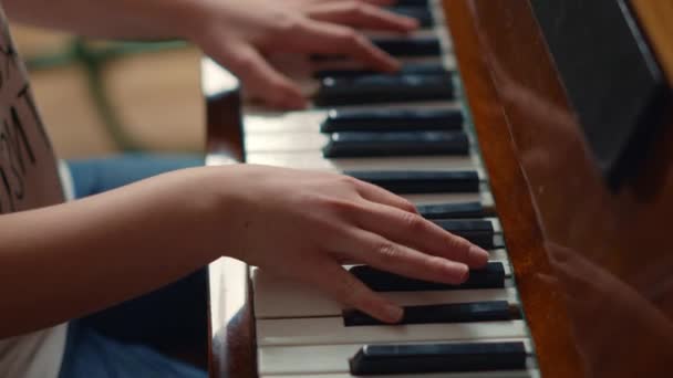 Primo piano di mani non identificate che suonano il pianoforte al chiuso. Mani di pianista che praticano. — Video Stock